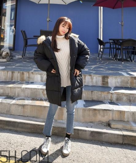 黑色羽絨服配什么顏色毛衣？黑色羽絨服搭配毛衣圖片