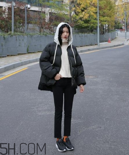 黑色羽絨服配什么顏色毛衣？黑色羽絨服搭配毛衣圖片