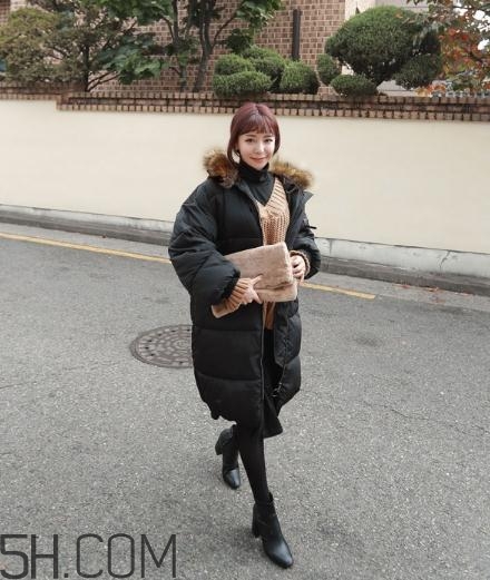 黑色羽絨服配什么顏色毛衣？黑色羽絨服搭配毛衣圖片