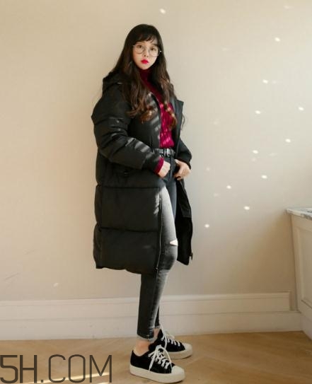 黑色羽絨服配什么顏色毛衣？黑色羽絨服搭配毛衣圖片