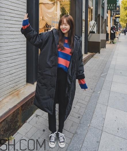 黑色羽絨服配什么顏色毛衣？黑色羽絨服搭配毛衣圖片