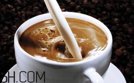 牛奶和咖啡可以混在一起喝嗎？怎么混合牛奶和咖啡？