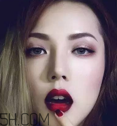 反咬唇妝是什么樣的？染唇妝和咬唇妝的區(qū)別
