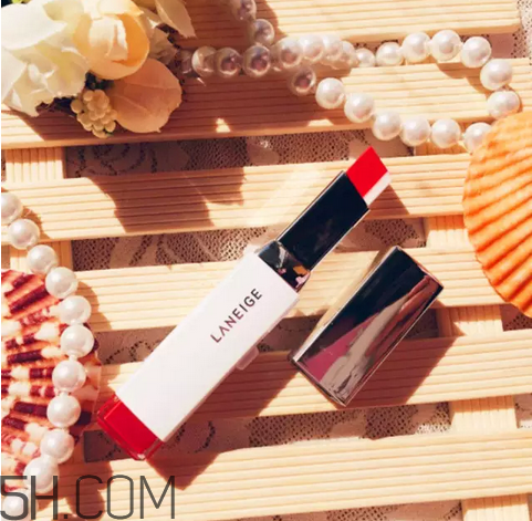 涂口紅前用bb打底可以嗎？最近比較火的口紅品牌有哪些？
