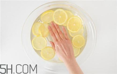 用檸檬水洗臉可以嗎？檸檬水洗臉的功效是什么呢？