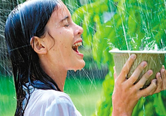 淋雨后要洗澡嗎？淋雨后不洗澡會(huì)怎么樣？