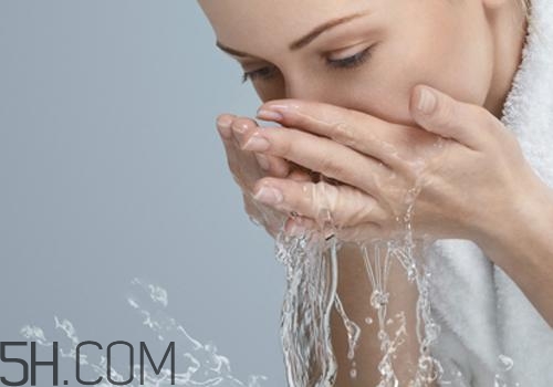 用檸檬水洗臉可以嗎？檸檬水洗臉的功效是什么呢？