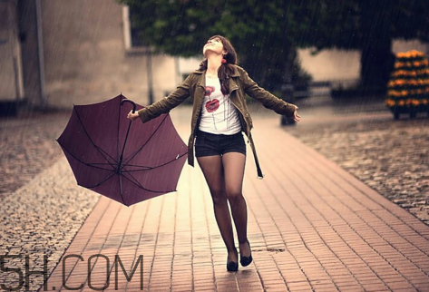 淋雨后要洗澡嗎？淋雨后不洗澡會(huì)怎么樣？