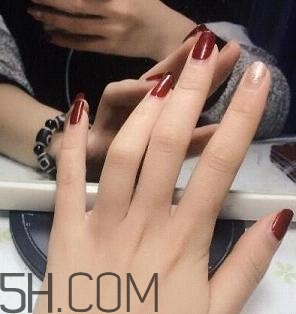 指甲軟是怎么回事？冬季美甲什么顏色好看？
