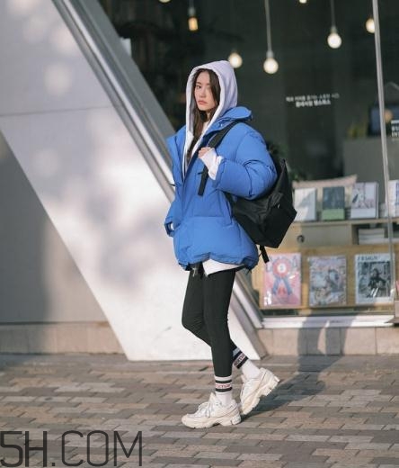 藍(lán)色棉襖配什么褲子？藍(lán)色棉服搭配褲子圖片