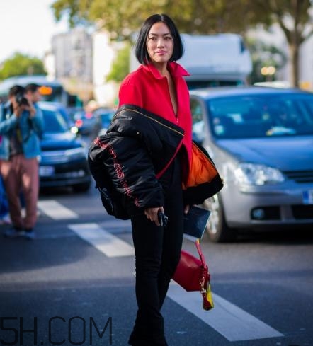 黑色飛行夾克怎么搭配？黑色飛行員夾克搭配女