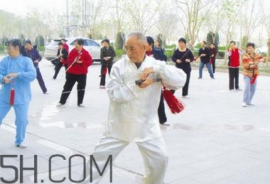 冬季應(yīng)該怎么晨練？冬季晨練的注意事項有哪些？