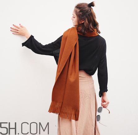 焦糖色圍巾配什么顏色衣服？焦糖色圍巾搭配圖片