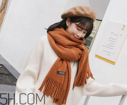 焦糖色圍巾配什么顏色衣服？焦糖色圍巾搭配圖片
