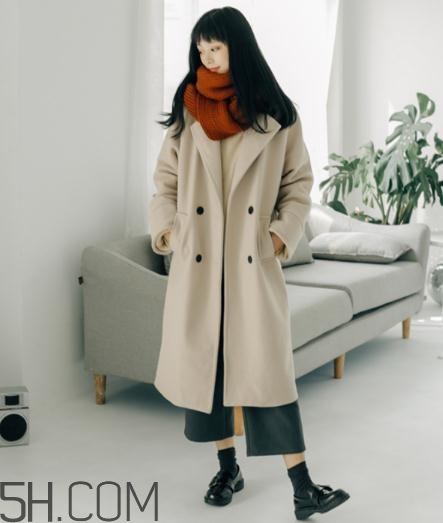 焦糖色圍巾配什么顏色衣服？焦糖色圍巾搭配圖片