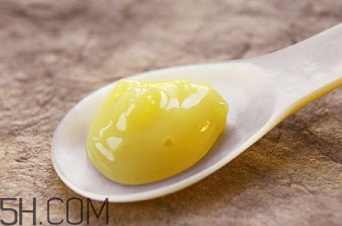 蜂王漿的營養(yǎng)成分有哪些？怎么辨別真假蜂王漿？