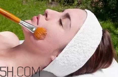 刷酸爆痘正常嗎？為什么刷酸會爆痘？