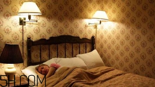 睡覺不關燈的危害有哪些？如何正確的睡個美容覺？