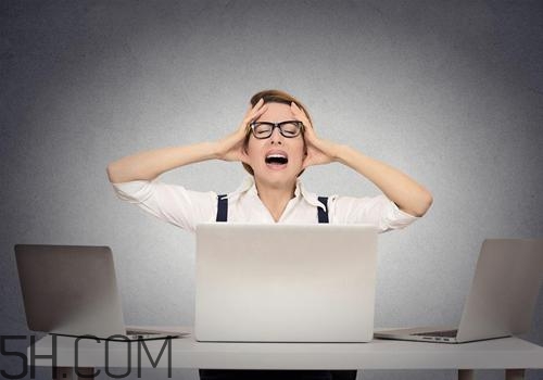 焦慮癥患者為什么一到晚上就焦慮得厲害？焦慮癥嚴重了會怎么樣？