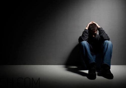 焦慮癥患者為什么一到晚上就焦慮得厲害？焦慮癥嚴重了會怎么樣？