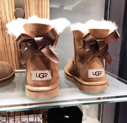 ugg雪地靴要穿襪子嗎？ugg是光腳穿嗎？