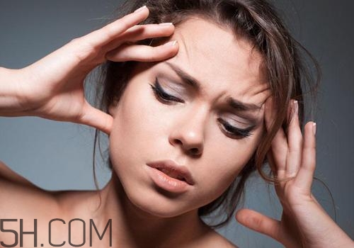 月經(jīng)前頭疼是怎么回事？月經(jīng)前有頭疼的癥狀嗎？