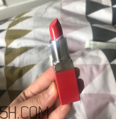 倩碧小方唇膏卡唇紋嗎？06號適合黃皮嗎？