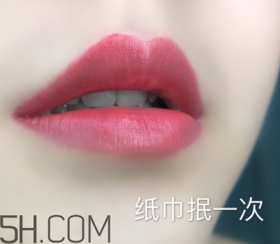 倩碧小方唇膏持久度如何？沾杯嗎？