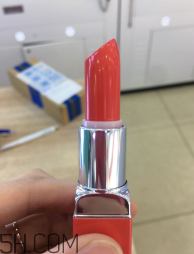 倩碧小方唇膏持久度如何？沾杯嗎？