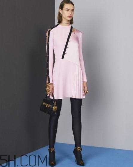 versace2018早秋服裝系列好看嗎_有哪些款式？