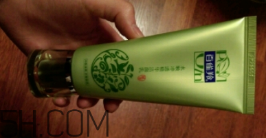 百雀羚泡沫潔面乳洗后緊繃嗎？適合干皮嗎？