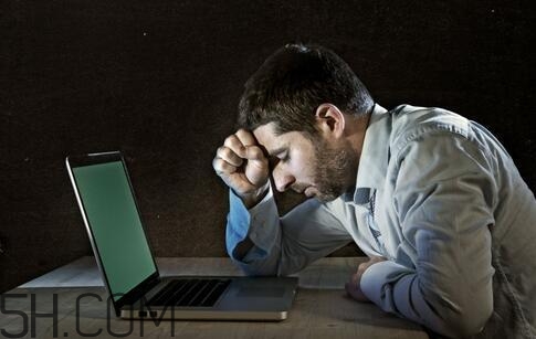 男性經(jīng)常熬夜有哪些危害？男性常熬夜對身體危害有哪些？