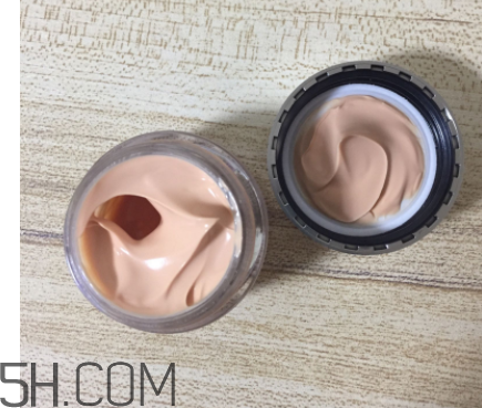 Olay素顏眼霜油不油？適合什么膚質(zhì)？
