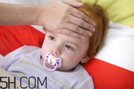小兒肺炎的癥狀表現(xiàn)有哪些？小兒肺炎應(yīng)該怎么治療？