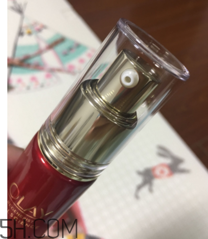 Olay小臉精華露是乳液嗎？用在哪一個步驟？