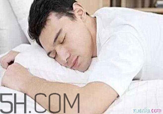 男人趴著睡對(duì)身體的危害有哪些？男人趴著睡有哪些危害？