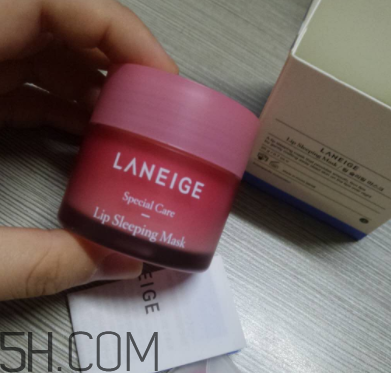 蘭芝夜間唇膜每次敷多厚？每次用多少？
