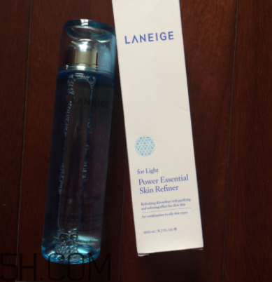 蘭芝水衡精華水油不油？適合油皮嗎？