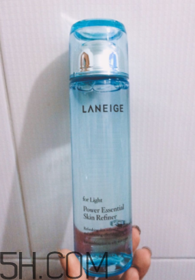 蘭芝水衡精華水油不油？適合油皮嗎？