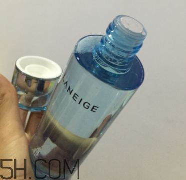 蘭芝水衡精華水油不油？適合油皮嗎？
