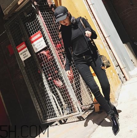 黑色衣服掉色屬于質(zhì)量問題嗎？黑色衣服掉色嚴(yán)重怎么辦？