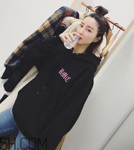 黑色衣服粘毛怎么處理？黑色衣服沾毛怎么辦？