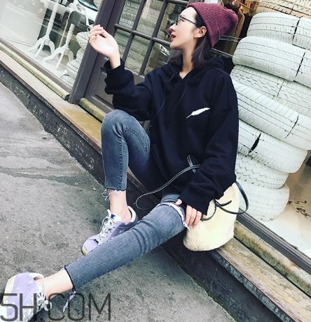 黑色衣服被漂白水弄壞怎么復(fù)原？黑色衣服被84燒黃了怎么辦？