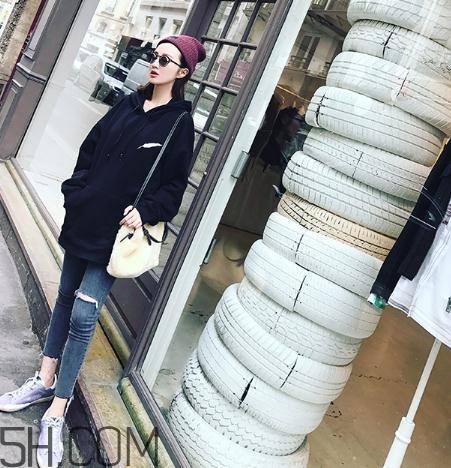 黑色衣服被漂白水弄壞怎么復(fù)原？黑色衣服被84燒黃了怎么辦？