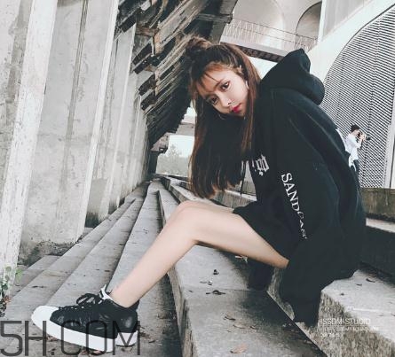 黑色衣服被漂白水弄壞怎么復(fù)原？黑色衣服被84燒黃了怎么辦？