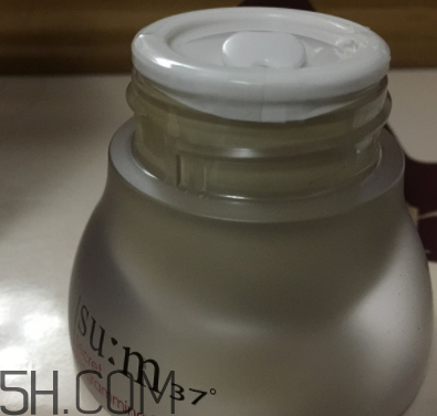 sum37魔法眼霜油不油？油皮能用嗎？