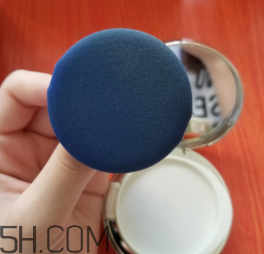 sum37空氣感氣墊霜浮粉嗎？適合油皮嗎？