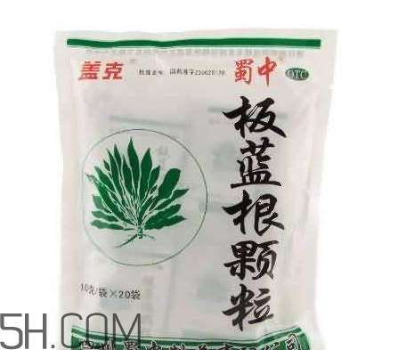 板藍(lán)根顆粒治感冒嗎？板藍(lán)根顆?？共《締幔?></p><h3>板藍(lán)根顆?？共《締?/h3><p>板藍(lán)根具有良好的清熱解毒、涼血、利咽功能，在臨床上常用于治療普通感冒、急性咽喉炎、急性扁桃體炎等癥。但對于正處于高峰期的這次流感大潮，喝板藍(lán)根到底能不能起到預(yù)防作用?</p><p>“這次流感是由病毒引起的，目前沒有證據(jù)能證明板藍(lán)根有明顯抗病毒的作用?！备忻笆怯啥喾N不同的細(xì)菌和病毒引起的，板藍(lán)根不能對所有的細(xì)菌和病毒都有作用，“是藥三分毒，如果不加以區(qū)別，不僅不會防病，還可能損傷身體?！庇醒芯勘砻鳎逅{(lán)根對消化道有刺激作用，有的兒童服后會出現(xiàn)頭暈、嘔吐，有的患者口服后出現(xiàn)胃腸絞痛和消化道出血，有的出現(xiàn)黃疸、急性腎功能不全。另外，板藍(lán)根注射液的不良反應(yīng)案例也非常多。</p><p>板藍(lán)根對普通感冒有一定作用，“但這次流感傳染性大，癥狀嚴(yán)重，板藍(lán)根根本起不到預(yù)防的作用。”她表示，板藍(lán)根不是應(yīng)對感冒的“萬能藥”，一定要在醫(yī)生的指導(dǎo)下，科學(xué)合理用藥。</p><p>預(yù)防流感最重要的還是做好隔離措施。“少到人流密集的場所，戴好口罩。這是最關(guān)鍵的?！绷硗?，她也認(rèn)為，適當(dāng)服用維生素C對感冒的預(yù)防和康復(fù)有一定的好處，但切記不要長期過量服用。</p><p style=