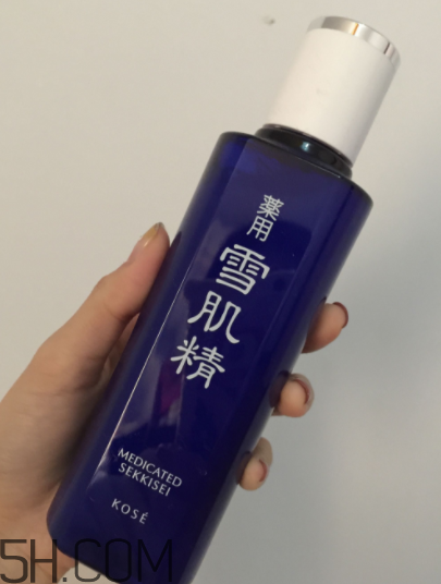 雪肌精化妝水盈潤型適合油皮嗎？適合夏季嗎？