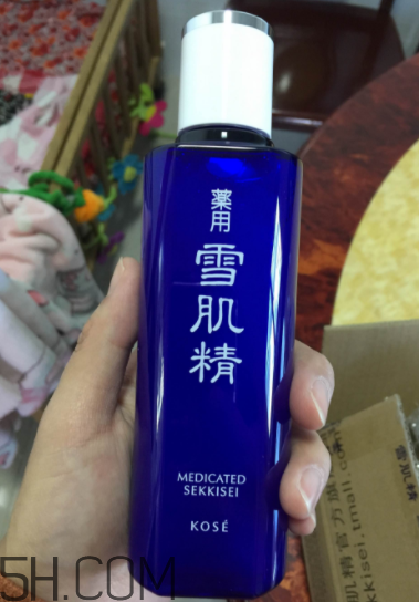 雪肌精化妝水盈潤型成分是什么？會使皮膚變薄嗎？